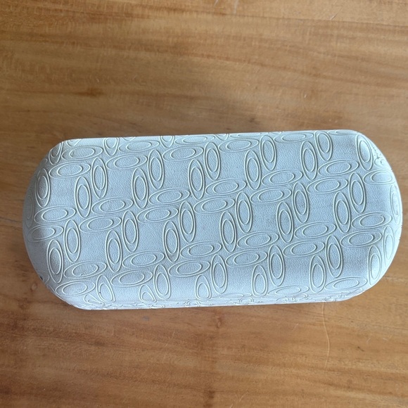 Oakley White Eyeglass Case - Picture 2 of 3